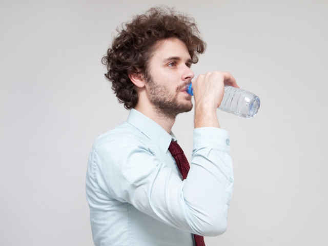 夏場の水分の摂り方に要注意！？「水中毒」って！？