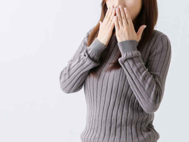 スマホを長時間使用すると「口臭」が悪化する？歯科医師が解説