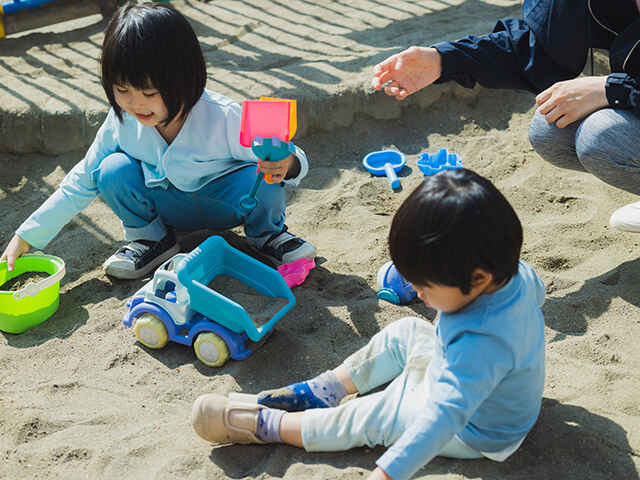 日陰で遊んでいても、低温やけどに注意