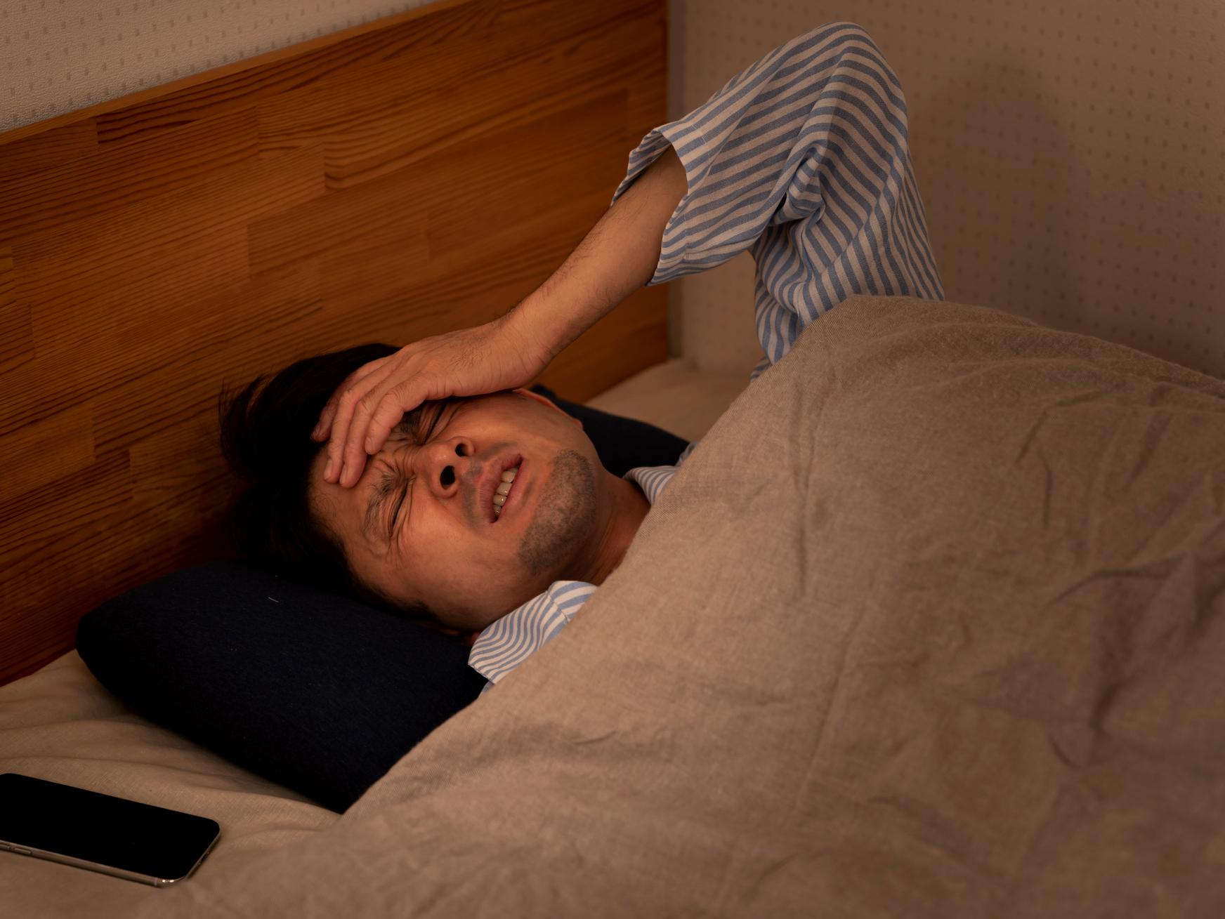 入眠時に起こる「ぴくつき」の正体