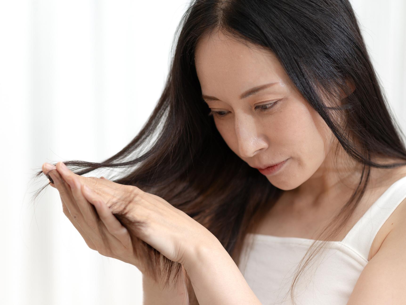 年齢による髪のうねりはなぜ起こる？