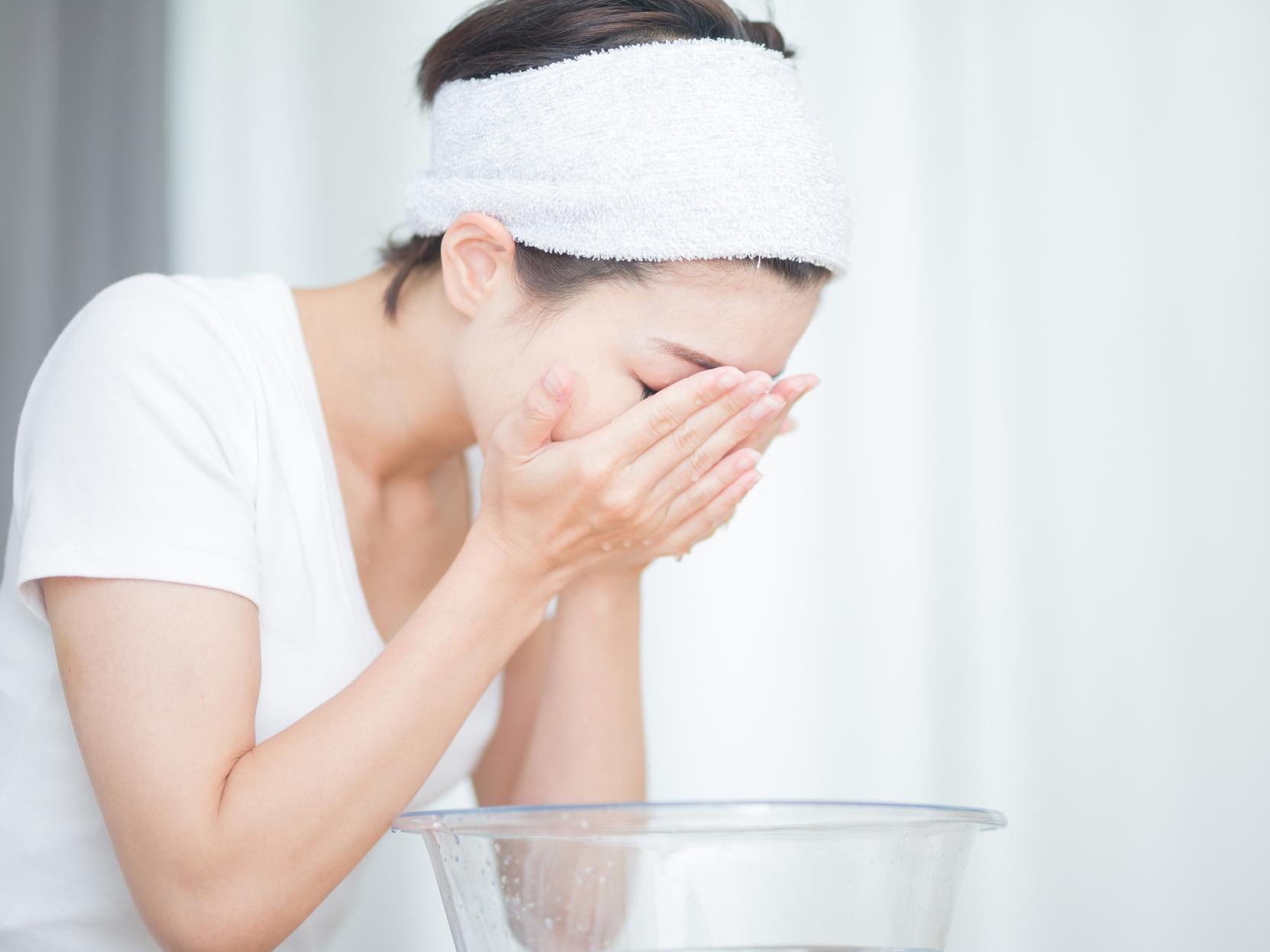 朝の洗顔は「水やぬるま湯だけ」じゃダメ