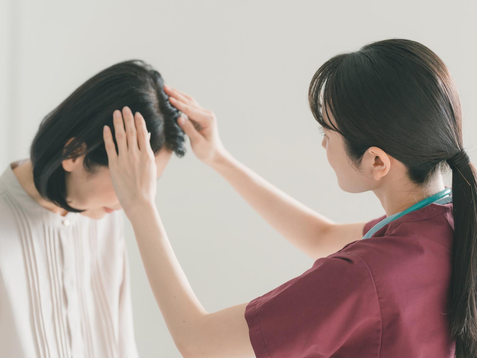 頭皮のニキビ、どうして痛みやかゆみが出るの？