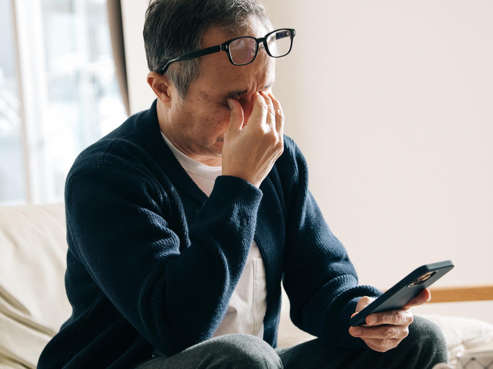 スマホ老眼は目を休めれば回復する？