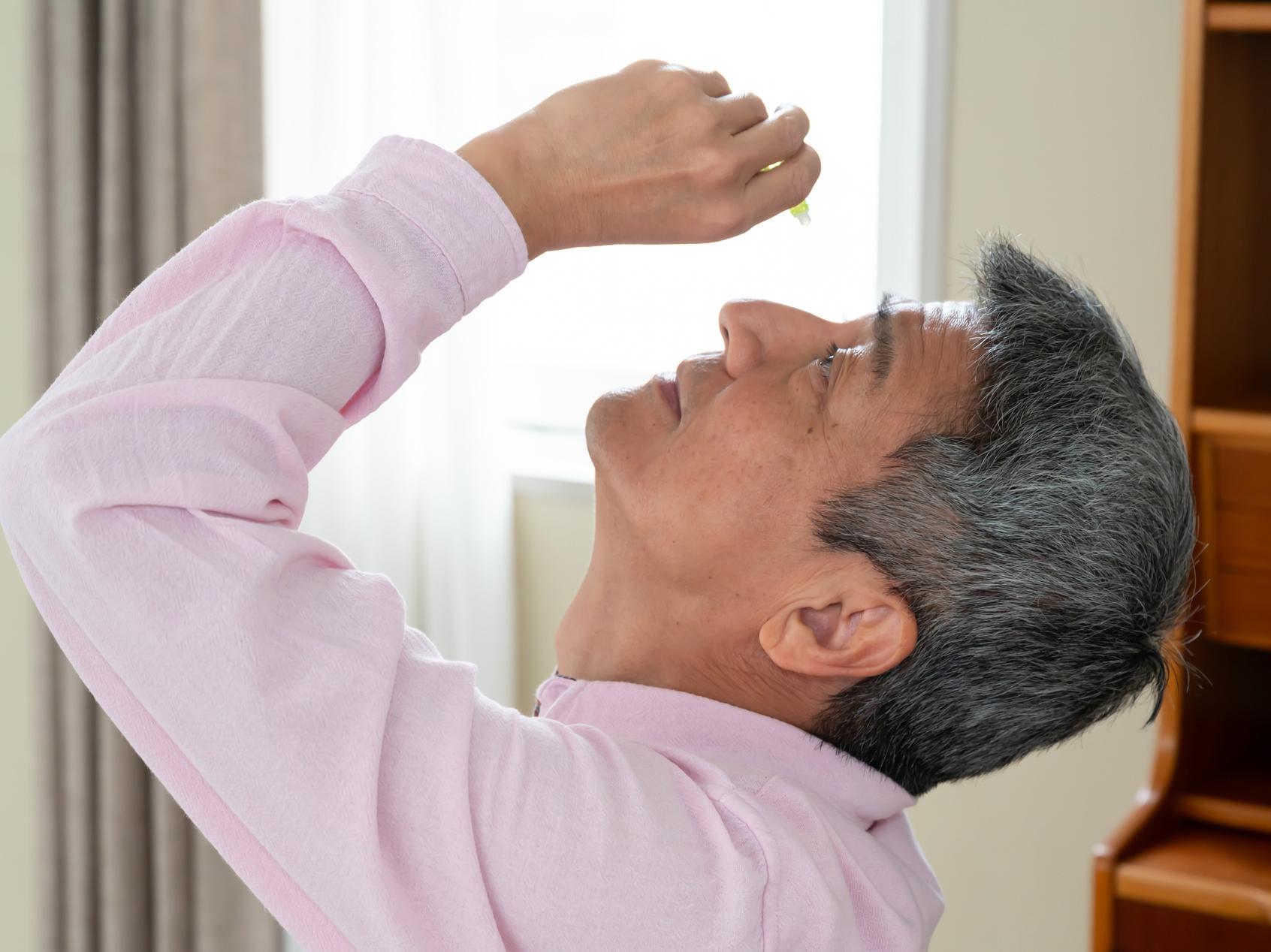コンタクト装用中の点眼は要注意！防腐剤がカギ