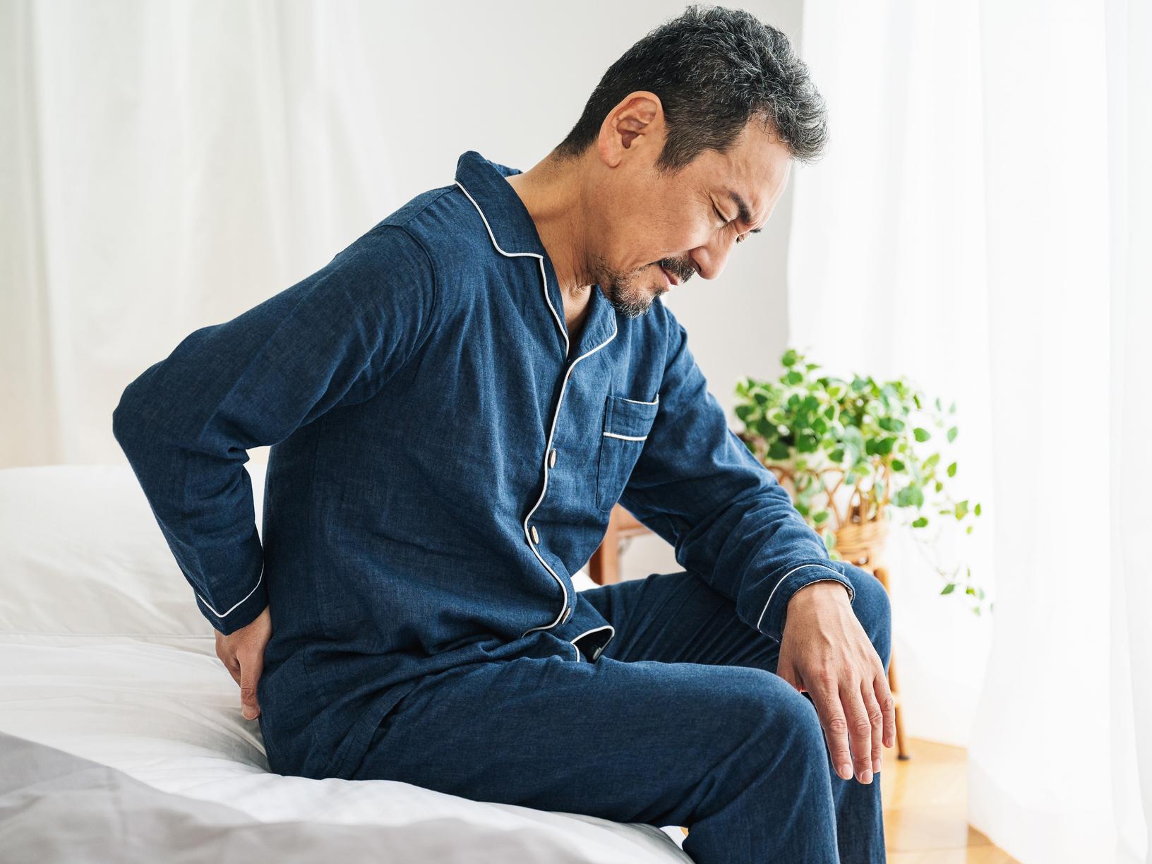 朝起きたときに腰が痛いのはなぜ？