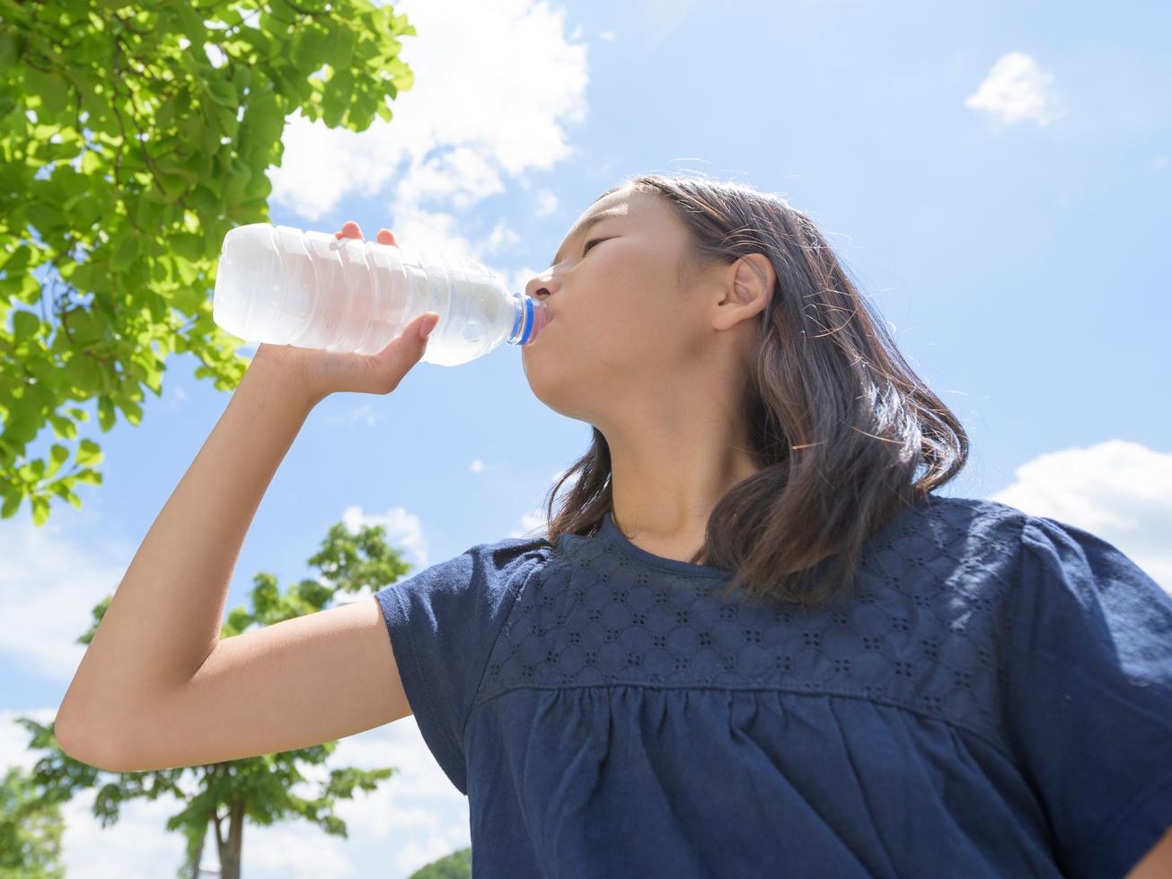 飲みかけペットボトルの雑菌、増えやすい飲み物とは