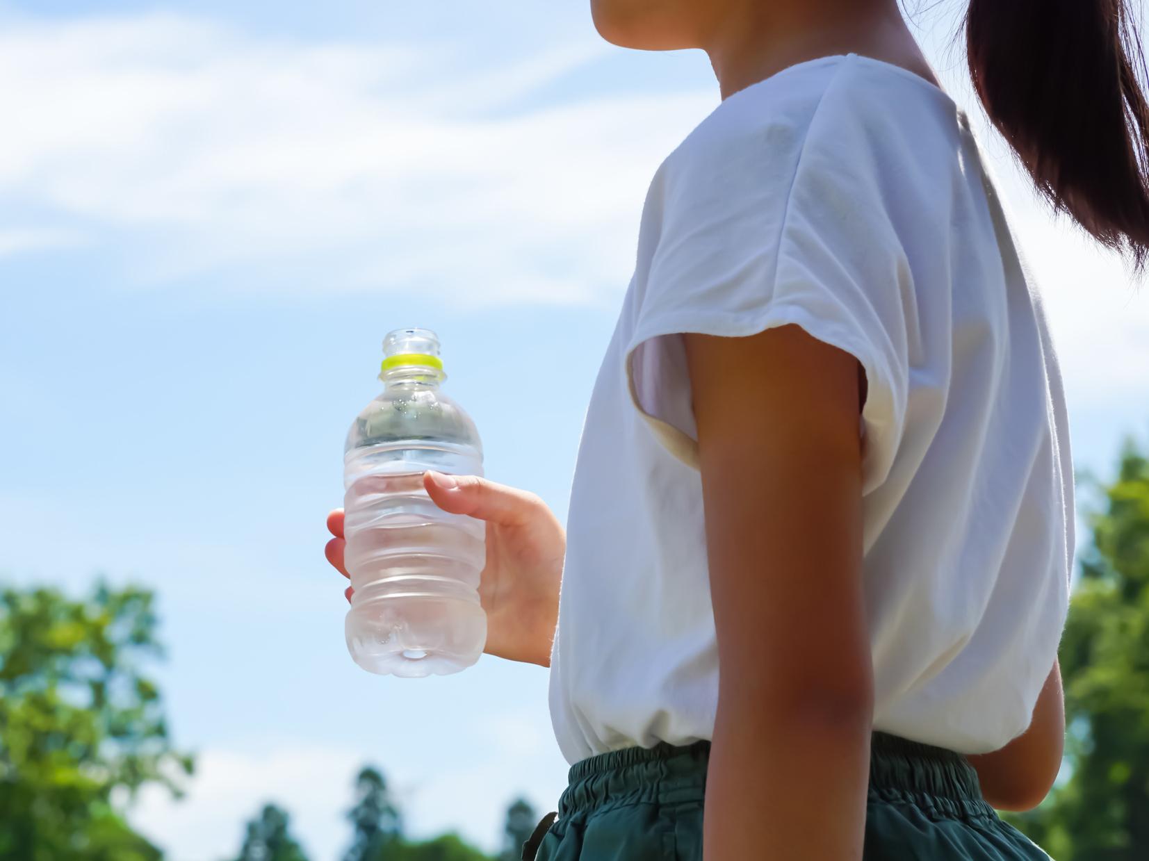 夏の子どもの水分補給、冷やしすぎと一気飲みに注意