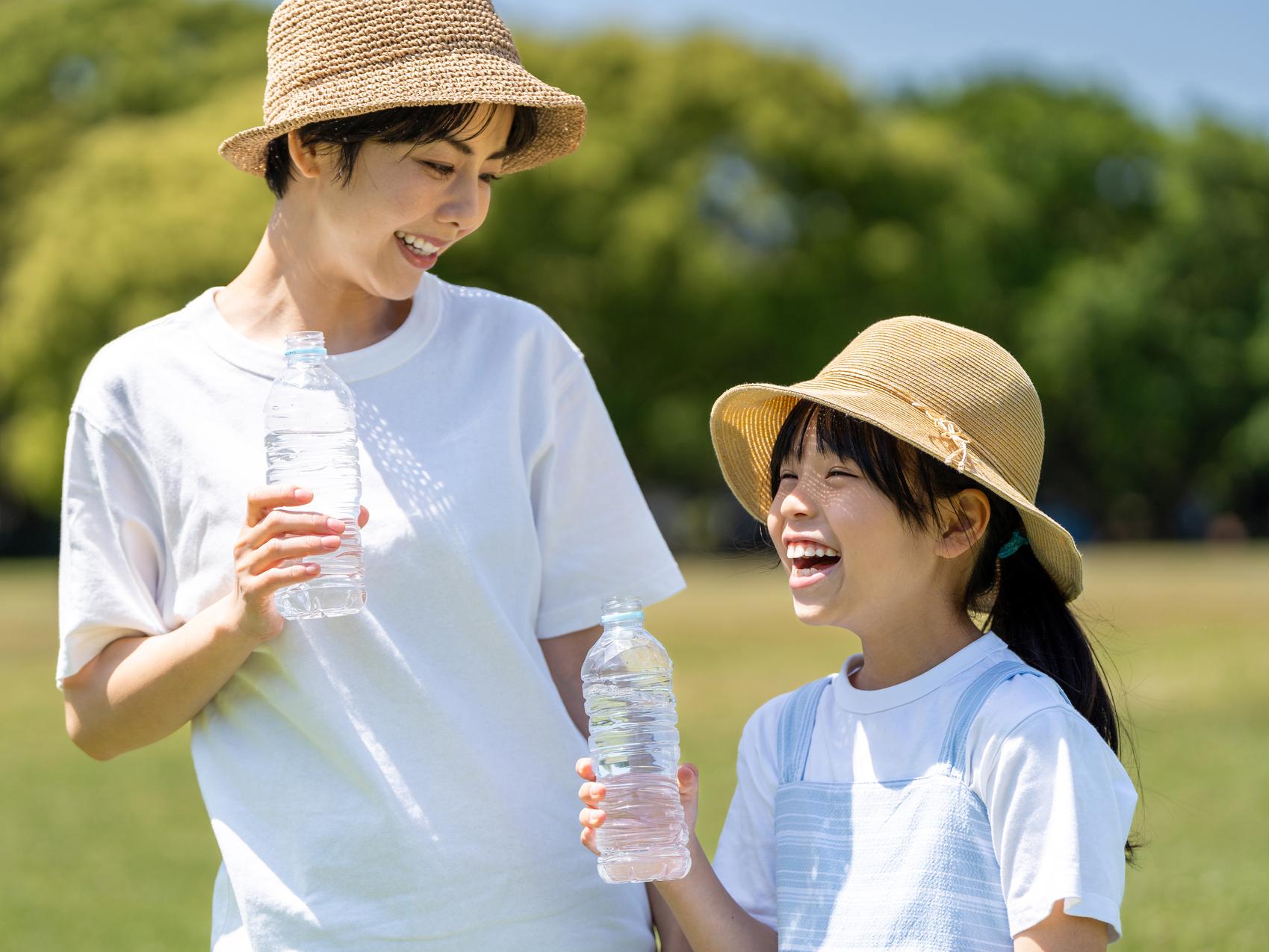 暑い日の水分補給、喉が渇く前に飲むことが大切 