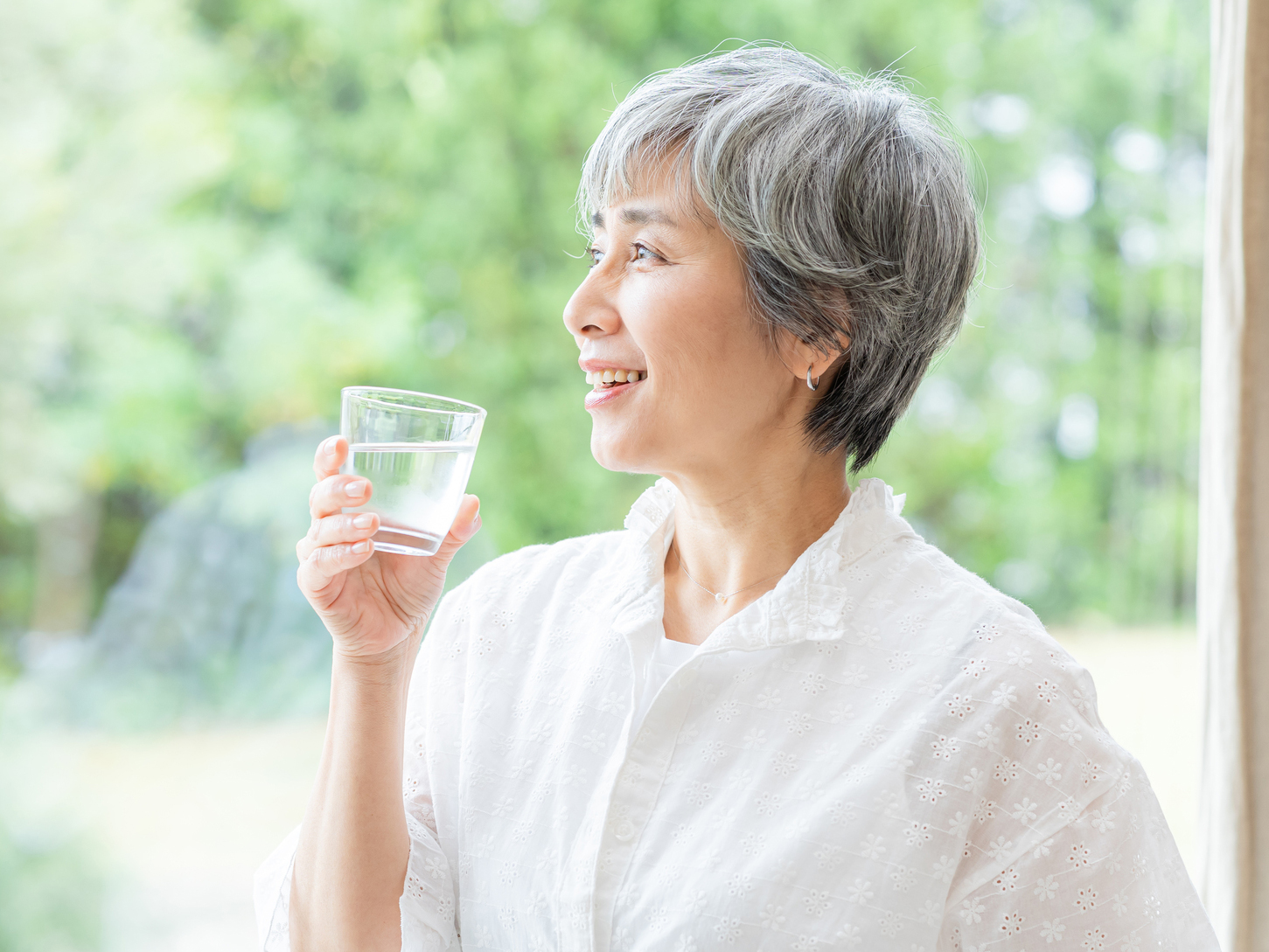 のどが渇く前に飲む習慣を！夏の脱水予防の基本
