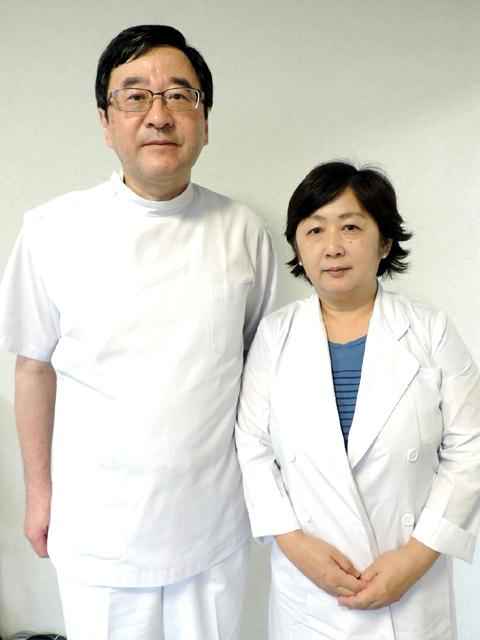 岩井 芳弘 副院長 ＆ 裕子 医師