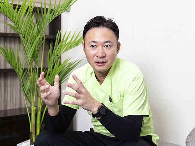 石井 成伸 理事長