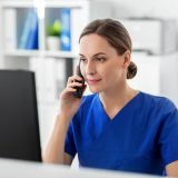 clinicの受付で電話に対応する看護師