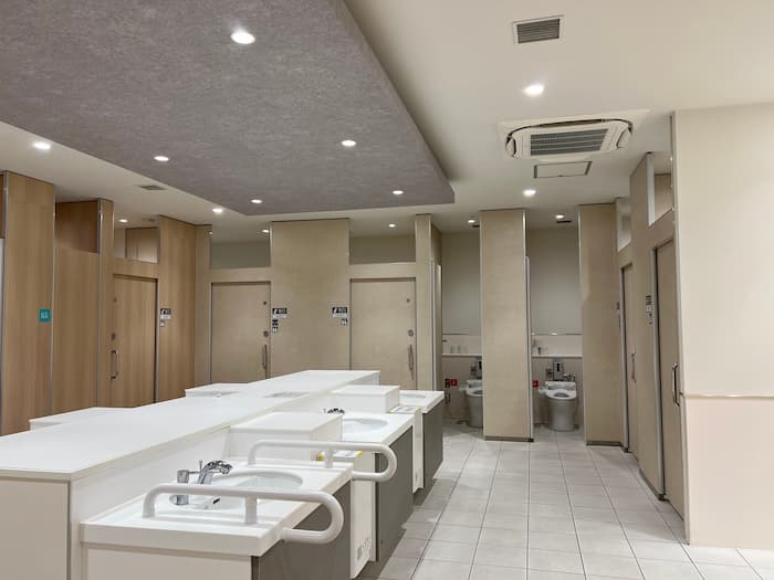 明るく清潔感のある病院のトイレ
