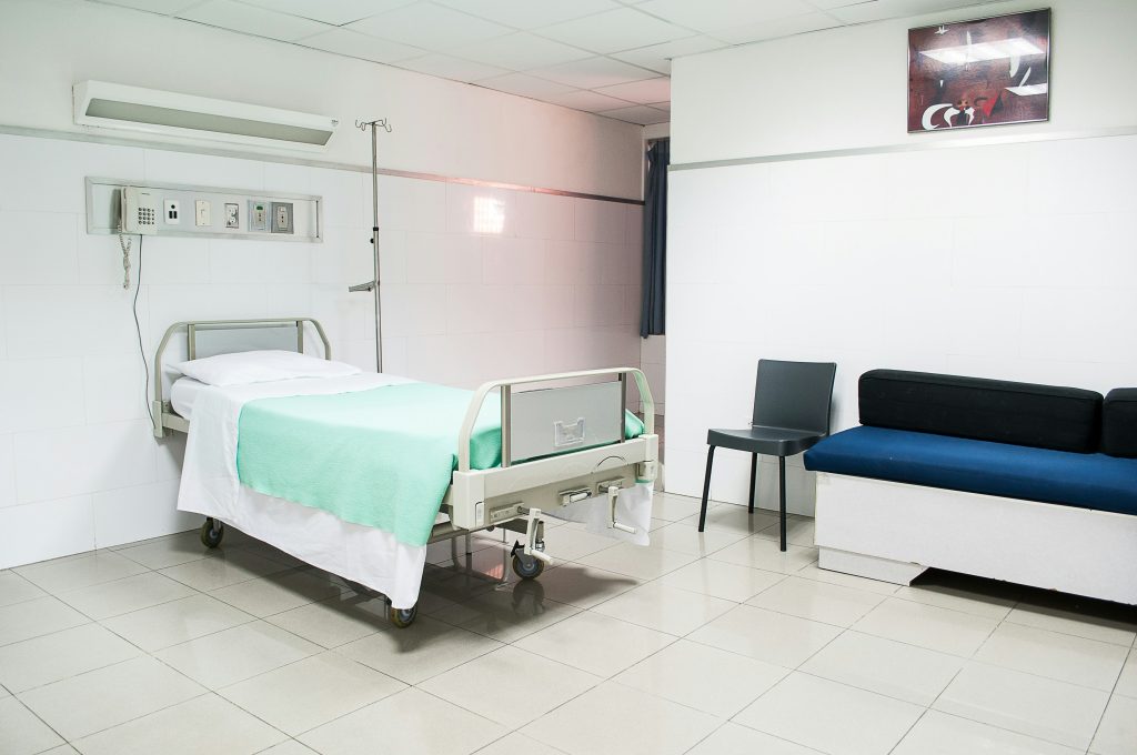 病室のベッドと椅子の画像