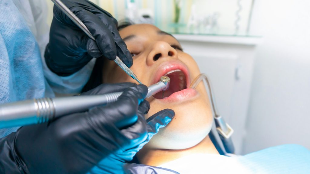 歯科治療を受ける人