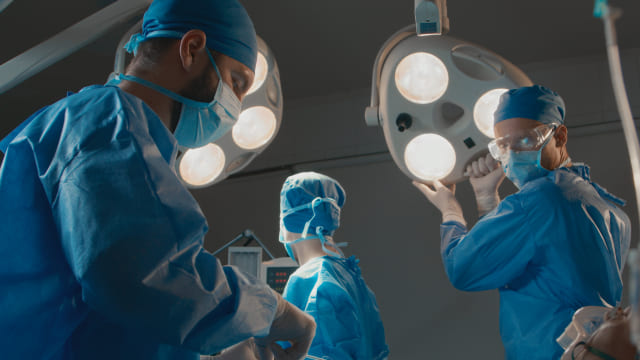 無影灯が活躍するシーン